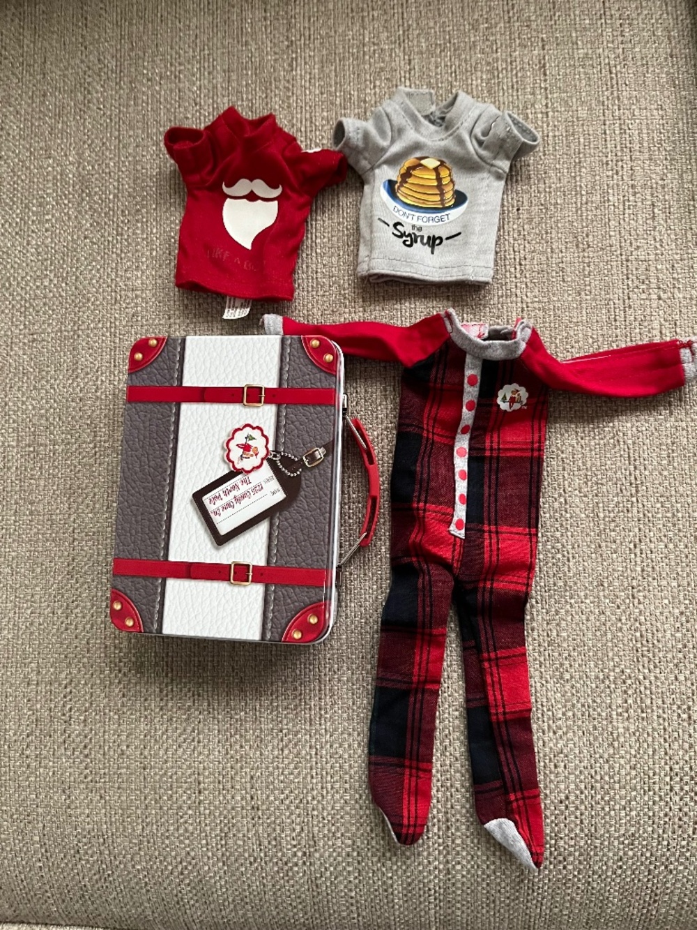 The Elf on the Shelf Claus Couture Collection (4 Pc set) Suitcase & 3 Outfits
